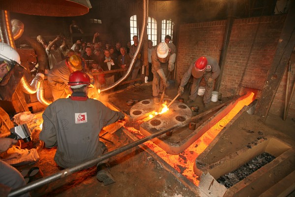 France, Normandie, Manche, villedieu les poeles, fonderie cornille havard, industrie, fonderie, ouvriers, coulee de la cloche de Lestre (50) et d'une cloche destinee a des tests metallurgiques.