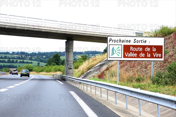 France, Basse Normandie, Manche, pays de saint lo, autoroute A84 des estuaires, circuit de la vallee de la vire, panneau routier, signalisation,