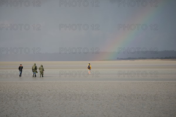 France, Normandie, Manche, baie du Mont-Saint-Michel, traversee des greves, maree basse, arc en ciel, ciel d'orage, randonnee, guide des chemins de la baie,