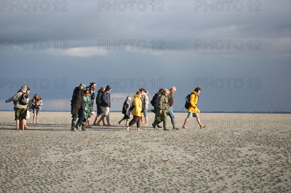 France, Normandie, Manche, baie du Mont-Saint-Michel, traversee des greves, maree basse, ciel d'orage, randonnee, guide des chemins de la baie,