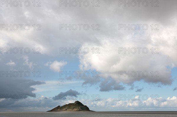 France, Normandie, Manche, baie du Mont-Saint-Michel, traversee des greves, maree basse, ciel nuageux, rocher tombelaine,