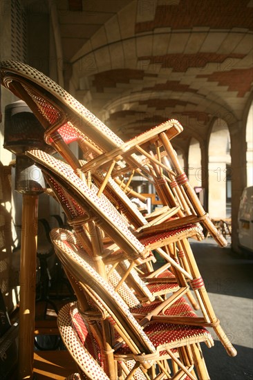 France, Paris 4e, le marais, place des vosges, appareil de briques et pierre, arcades, chaises empilees, restaurant ferme,