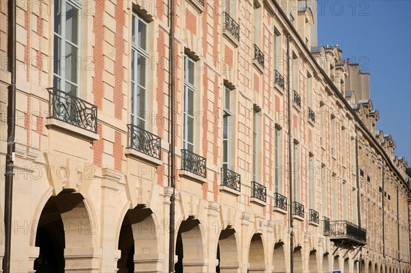 France, Paris 4e, le marais, place des vosges, pavillon de la reine, appareil de briques et pierre, arcades,