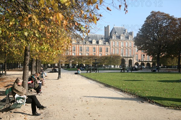 France, Paris 4e, le marais, place des vosges, square Louis XIII, pavillons, appareil de brique et pierre, pavillon de la reine, jardin,