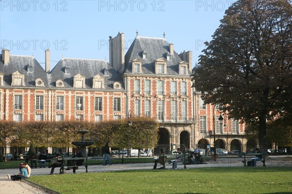 France, Paris 4e, le marais, place des vosges, square Louis XIII, pavillons, appareil de brique et pierre, pavillon de la reine, jardin,