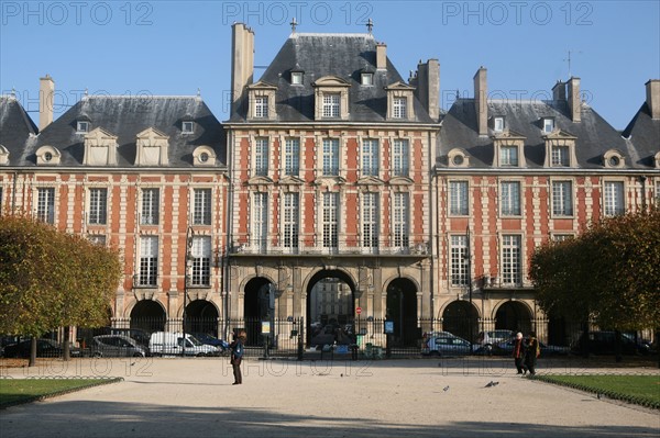 France, Paris 4e, le marais, place des vosges, square Louis XIII, pavillons, appareil de brique et pierre, pavillon de la reine, jardin,