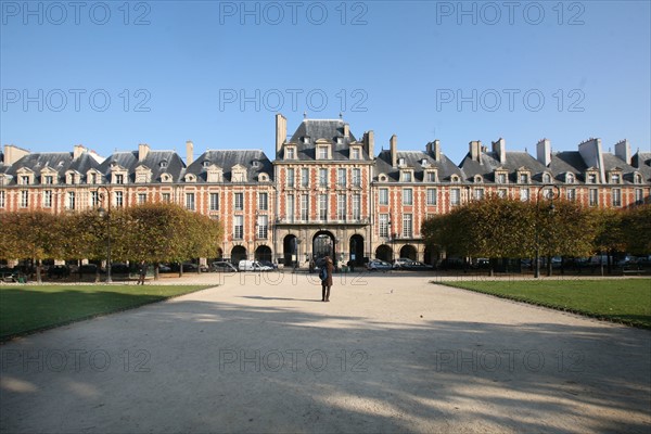 France, Paris 4e, le marais, place des vosges, square Louis XIII, pavillons, appareil de brique et pierre, pavillon de la reine, jardin,