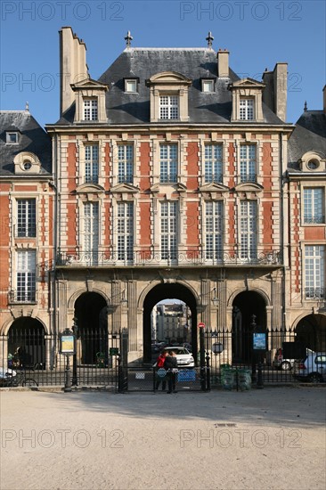 France, Paris 4e, le marais, place des vosges, pavillon de la reine, appareil de briques et pierre,