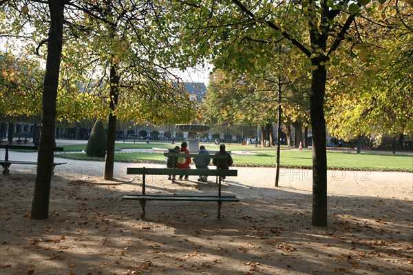 France, Paris 4e, le marais, place des vosges, square Louis XIII, pavillons, appareil de brique et pierre, pavillon de la reine, jardin,