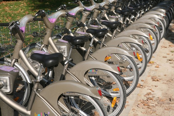 France, Paris 15e, bornes velib, velo libre service instaure en 2007, quai branly,