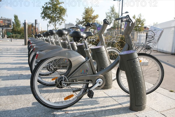 France, Paris 15e, station velib, velo libre service instaure en 2007, pont du garigliano,