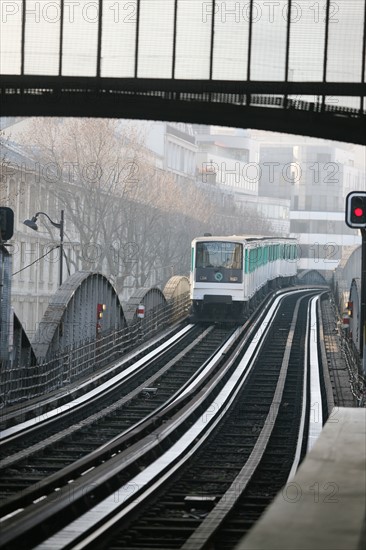 France, Paris 13e - metro aerien, quai de la gare, rails, RATP,