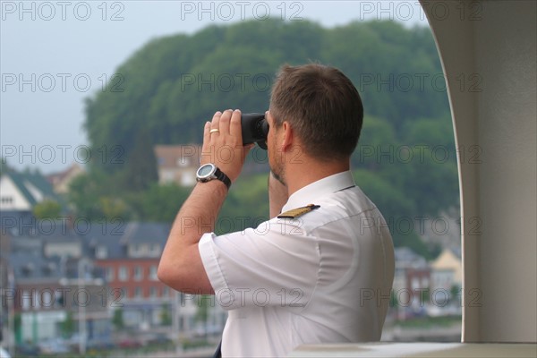 France: Normandie, Seine Maritime, vallee de la Seine, Rouen, grand port de mer de Rouen, paquebot chris colombus commandant, jumelles,