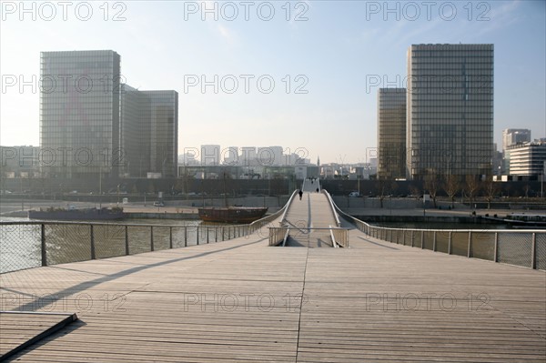 France, paris 13e, quartier bibliotheque Francois Mitterrand, quai Francois Mauriac et passerelle simone de beauvoir, architecte passerelle dietmar feichtinger, architecte BNF dominique perrault,