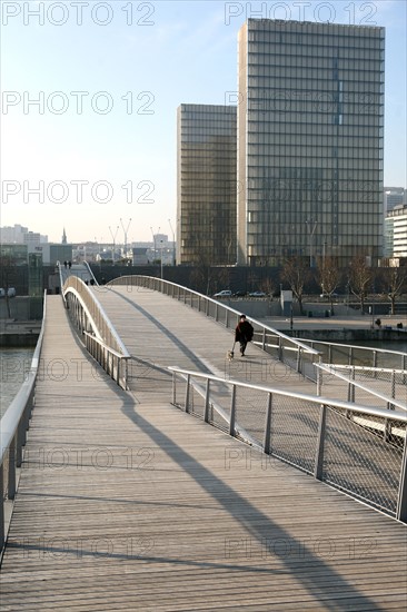 France, Paris 13e, quartier bibliotheque Francois Mitterrand, quai Francois Mauriac et passerelle simone de beauvoir, architecte passerelle dietmar feichtinger, architecte BNF dominique perrault,