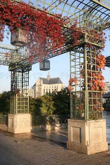 France, Paris 1e, les halles, forum des halles, eglise saint eustache et jardins, pergola,