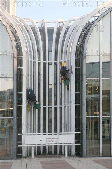 France, Paris 1e, les halles, forum des halles, entretien des vitres par des alpinistes encordes, travaux extremes,