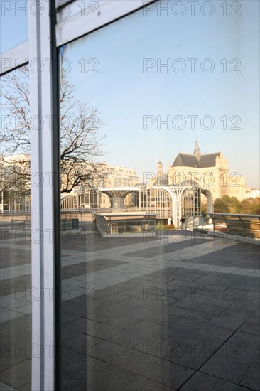 France, Paris 1e, les halles, eglise saint eustache se refletant dans les vitres du forum,