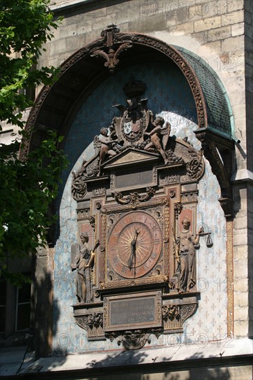 France, Paris 1er, ile de la cite, conciergerie, ancienne prison, monument historique, facade donnant sur la Seine, horloge sur le mur boulevard du palais,