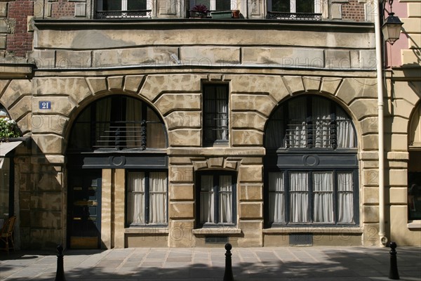 France, Paris 1er, ile de la cite, place dauphine, maison medievale, trottoir,