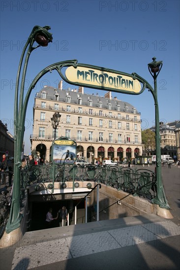 Entrée du métro place du Palais-Royal à Paris