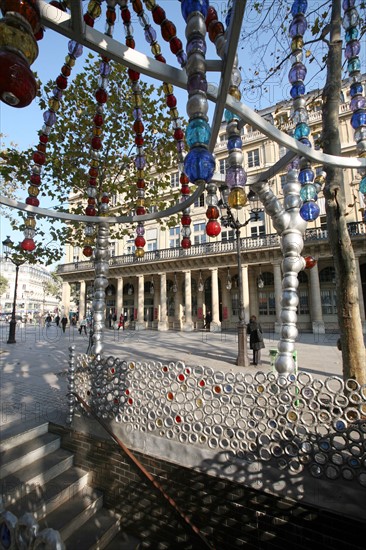 France, Paris 1e, place du palais royal, station de metro par Jean Michel Othoniel, RATP, comedie francaise au fond