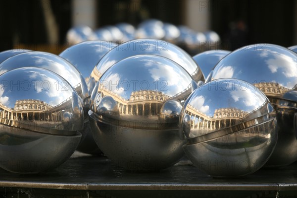 france, Paris 1 - palais royal - fontaines a boules de Pol Bury (1985)