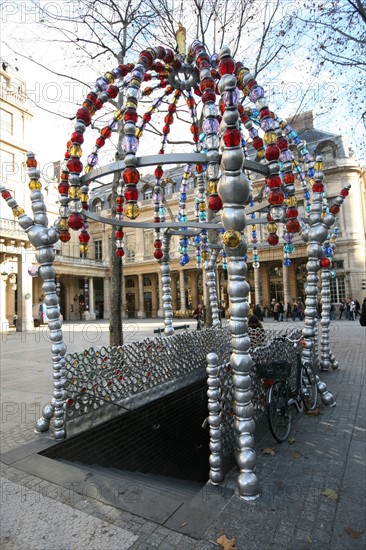 Paris 1 - palais royal - kiosque des noctambules par JM Othoniel