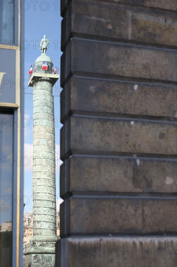 france, Paris 1e - place Vendome - detail colonne, reflet miroir,