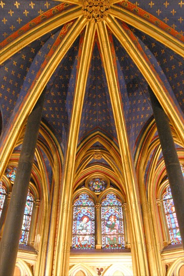 France, Paris 1e, enceinte du palais de justice, la sainte chapelle, monument historique, art gothique, 
chapelle basse, fleur de lys, colonnes,