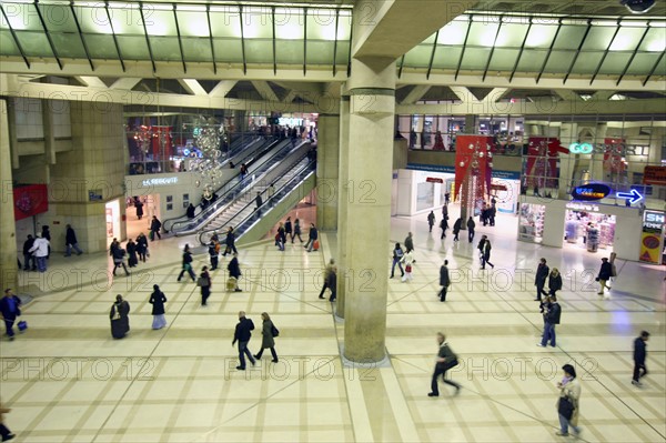 France, Paris 1e, les halles, forum des halles, commerces, escalators, place carree, foule, metro,