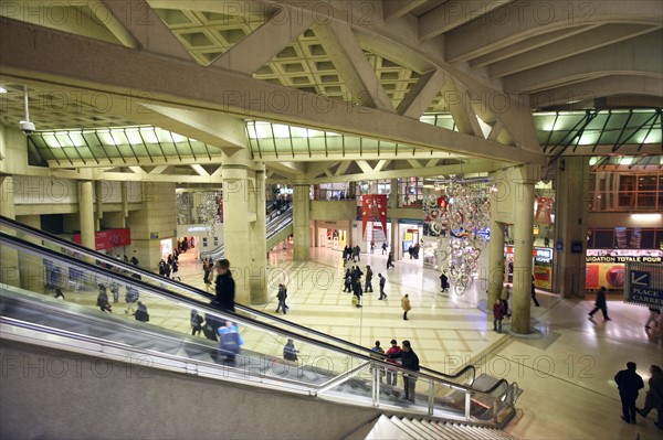 France, Paris 1e, les halles, forum des halles, commerces, escalators, place carree, foule, metro,