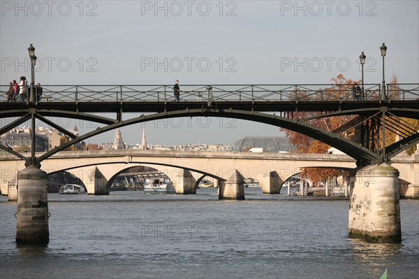 France, Paris 6e-1er, pont des arts, Seine, passants, pont de la tournelle, Seine,
