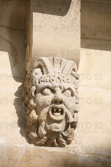 France, Paris 6e-1er, Pont Neuf, detail des mascarons, figures, pierre, sculpture, Seine,