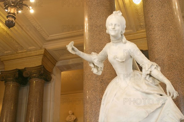 France, Paris 2e, opera comique, salle Favart, place Boieldieu, salle de spectacle, statue femme, hall d'entree,