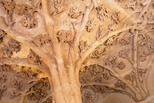 France, Paris 2e - tour jean sans peur (seul vestige de l'ancien hotel de bourgogne) rue etienne marcel - detail de l'ornementation de la voute de l'escalier, branches, feuilles de chene,