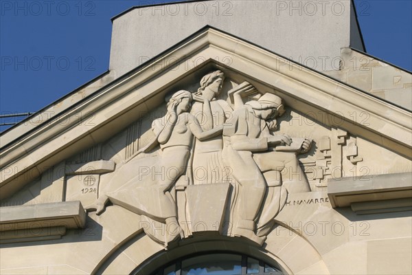 France, Paris 2e, immeuble 100 rue Reaumur, l'intransigeant, art deco, detail fronton,