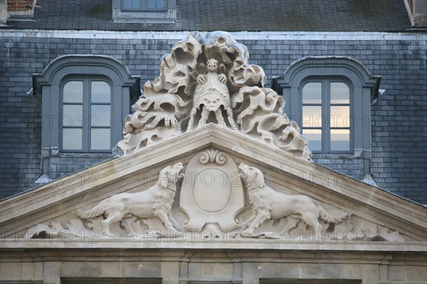 France, Paris 3e, le marais, hotel particulier, hotel sale, musee picasso, rue vieille du temple, facade sur jardin, fronton, chiens,