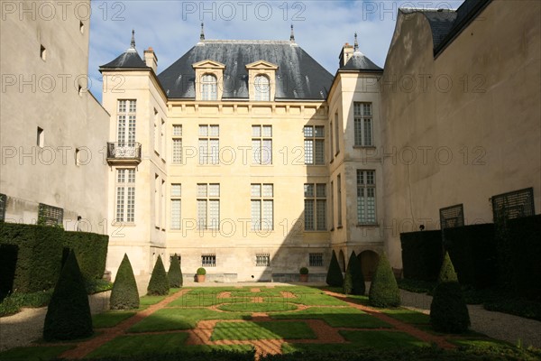 France, Paris 3e, le marais, hotel particulier, rue payenne, hotel de Donon, musee cognacq jay, facade sur jardin a la francaise,