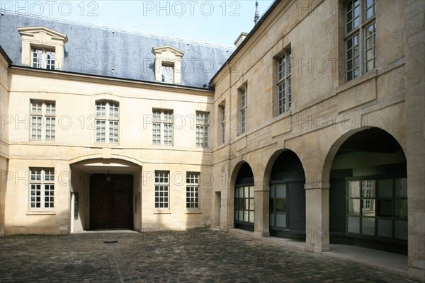 France, Paris 3e, le marais, hotel particulier, hotel de Donon, musee cognacq jay, facade sur cour et aile renovee, rue elzevir,