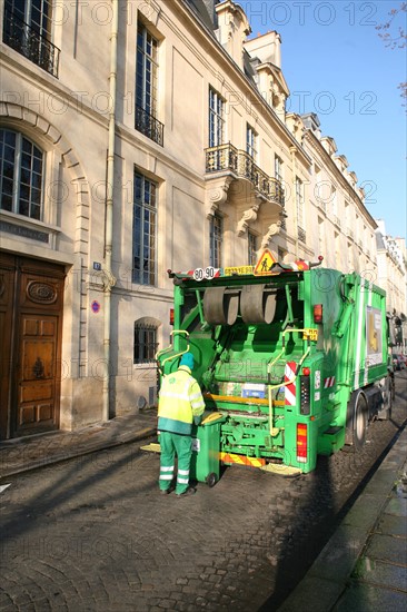 France, Paris 4e, camion eboueurs, ville de Paris, proprete, devant l'hotel de lauzun, 17 quai d'anjou