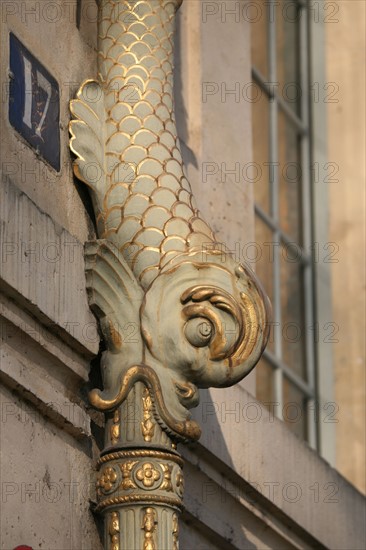 France, Paris 4e, ile saint louis, hotel de lauzun, 17 quai d'anjou, propriete de la ville de Paris, facade sur rue, detail gouttiere, bronze, figure de dauphin,