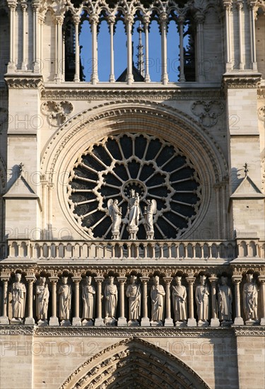 France, Paris 4e, ile de la cite, cathedrale Notre-Dame de Paris, art gothique et neo gothique, parvis, facade, detail galerie des rois de juda et grande rose,