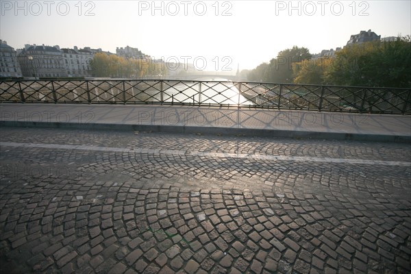 France, Paris 4e, ile de la cite, la Seine, rue pavee, pont de l'archeveche,