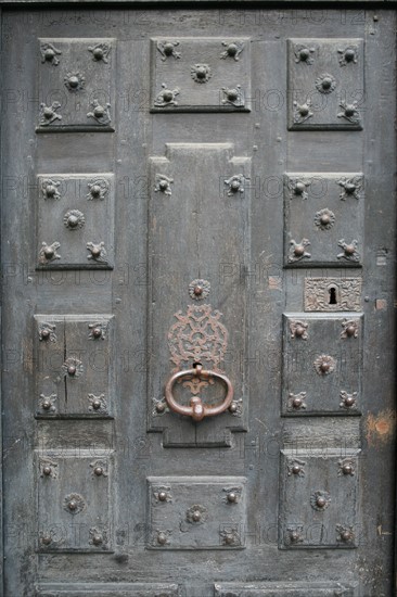 France, Paris 4e, ile de la cite, detail porte rue chanoinesse, Paris medieval, bois et clous,