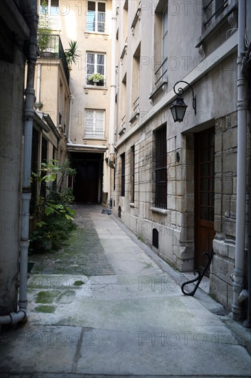 France, Paris 4e, ile de la cite, 26 rue chanoinesse, cour pavee de pierres tombales, Paris medieval,
