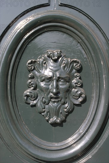 France, Paris 4e, ile saint Louis, hotel lambert, detail d'une porte donnant sur le quai d'anjou, visage, figure, mascaron,