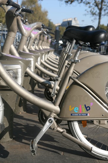 France, Paris 4/11, sation velib place de la bastille, velo libre service 2007, logo velib,