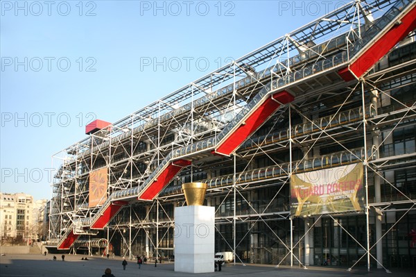 France, Paris 4e, beaubourg, centre Pompidou, facade, escaliers, tuyauterie, architectes renzo piano et richard rogers, parvis, pot de jean pierre raynaud,