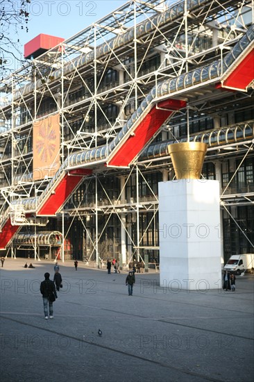 France, paris 4e, beaubourg, centre Pompidou, parvis, facade, architectes richard rogers et renzo piano, pot de jean pierre raynaud,